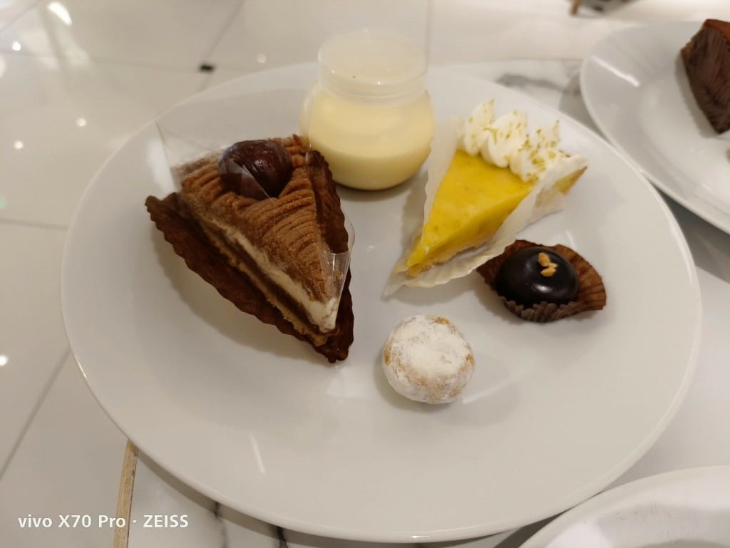 【台北美食】 徹思叔叔的咖啡廳，台北僅存的甜點吃到飽，還提供美味的拉麵和蛋包飯哦！