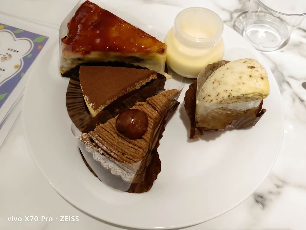 【台北美食】 徹思叔叔的咖啡廳，台北僅存的甜點吃到飽，還提供美味的拉麵和蛋包飯哦！