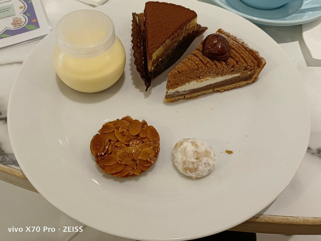 【台北美食】 徹思叔叔的咖啡廳，台北僅存的甜點吃到飽，還提供美味的拉麵和蛋包飯哦！