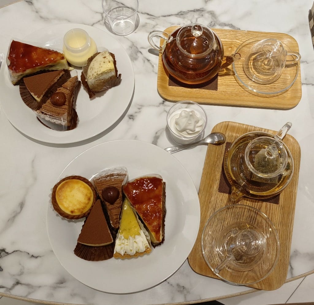 【台北美食】 徹思叔叔的咖啡廳，台北僅存的甜點吃到飽，還提供美味的拉麵和蛋包飯哦！