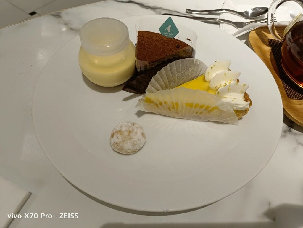 【台北美食】 徹思叔叔的咖啡廳，台北僅存的甜點吃到飽，還提供美味的拉麵和蛋包飯哦！