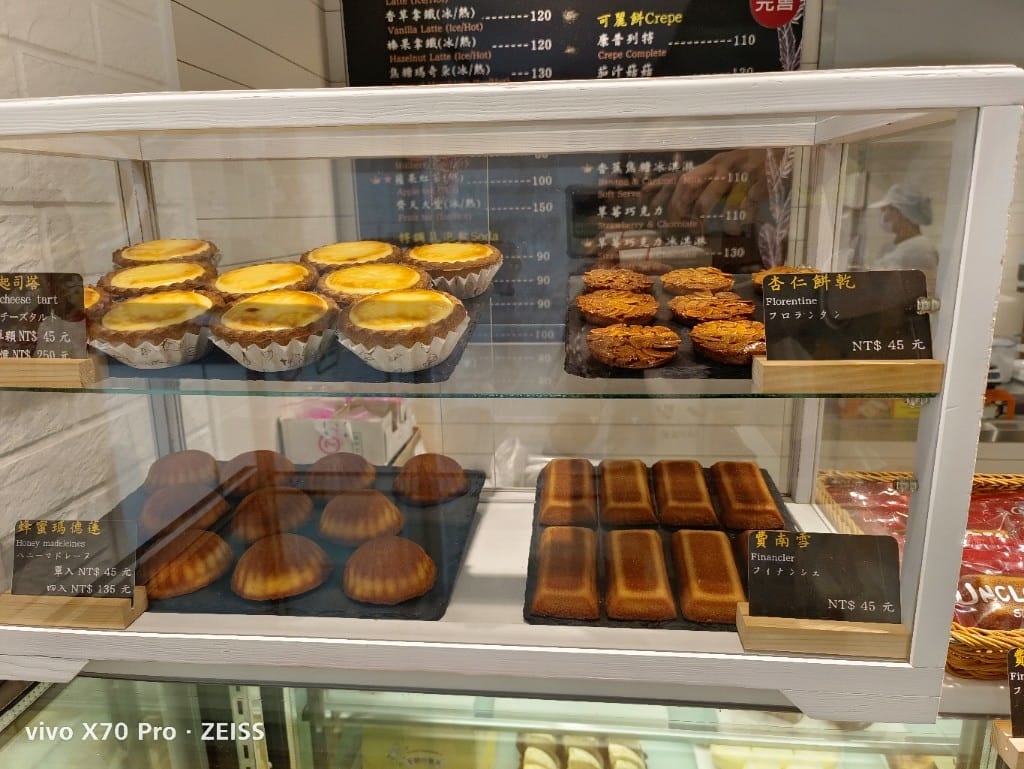 【台北美食】 徹思叔叔的咖啡廳，台北僅存的甜點吃到飽，還提供美味的拉麵和蛋包飯哦！
