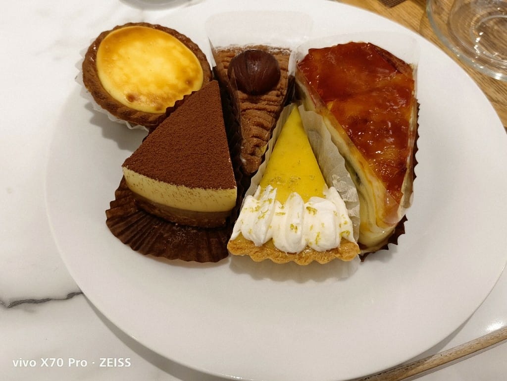【台北美食】 徹思叔叔的咖啡廳，台北僅存的甜點吃到飽，還提供美味的拉麵和蛋包飯哦！