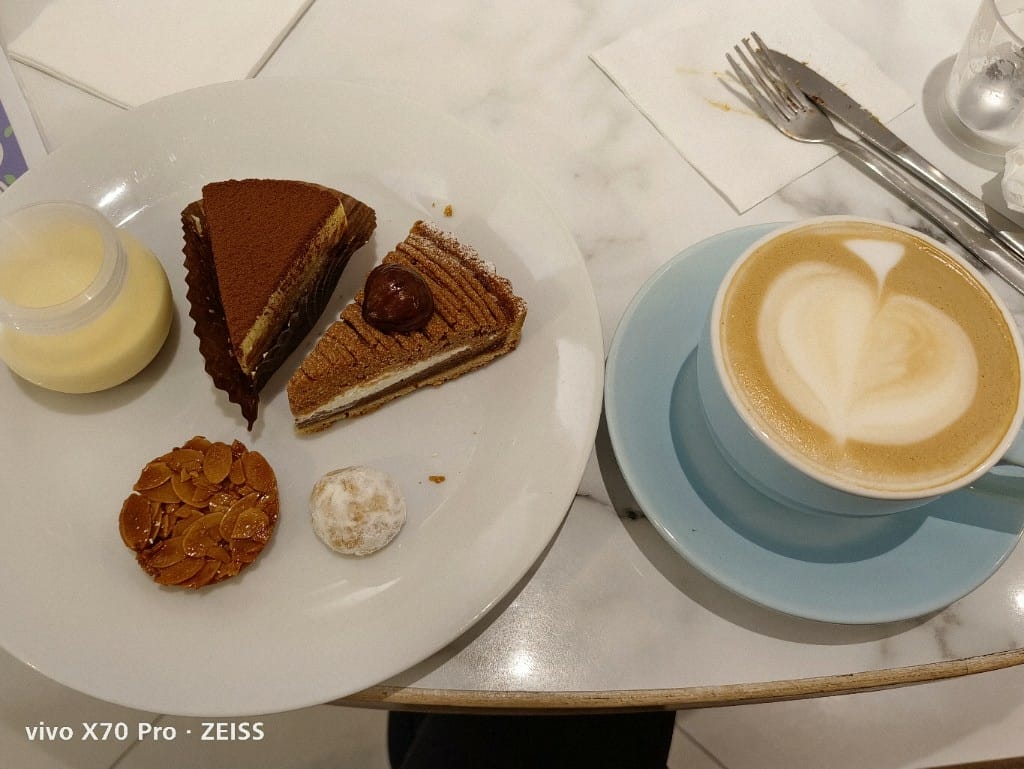 【台北美食】 徹思叔叔的咖啡廳，台北僅存的甜點吃到飽，還提供美味的拉麵和蛋包飯哦！