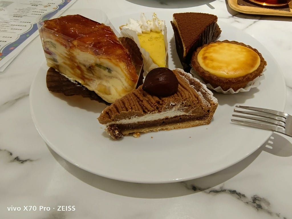 【台北美食】 徹思叔叔的咖啡廳，台北僅存的甜點吃到飽，還提供美味的拉麵和蛋包飯哦！