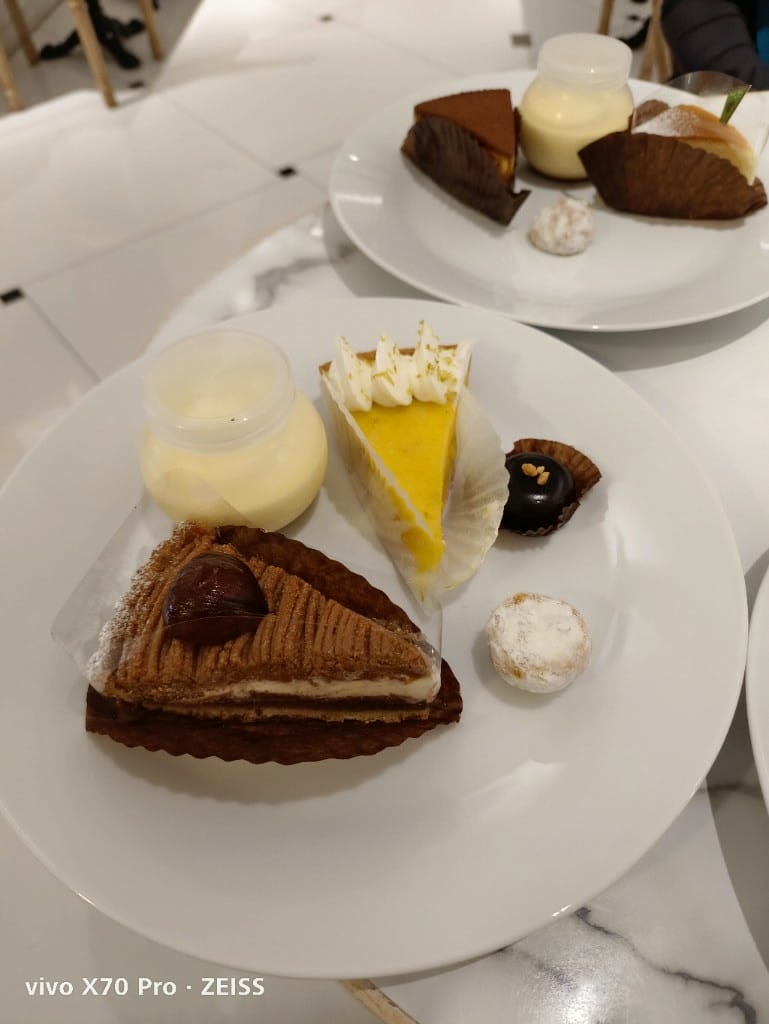 【台北美食】 徹思叔叔的咖啡廳，台北僅存的甜點吃到飽，還提供美味的拉麵和蛋包飯哦！