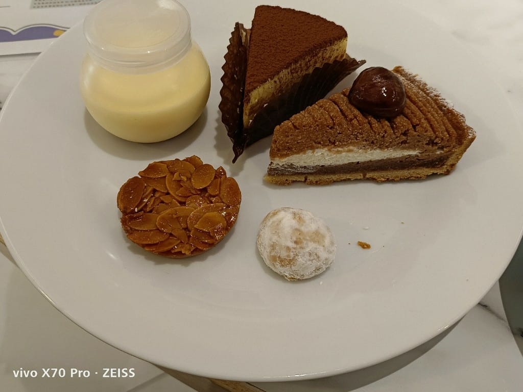 【台北美食】 徹思叔叔的咖啡廳，台北僅存的甜點吃到飽，還提供美味的拉麵和蛋包飯哦！