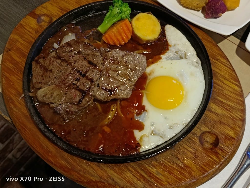 【鹿港美食】 鹿嚼饗原塊牛排精緻自助吧，讓人充滿驚喜的牛排百匯！