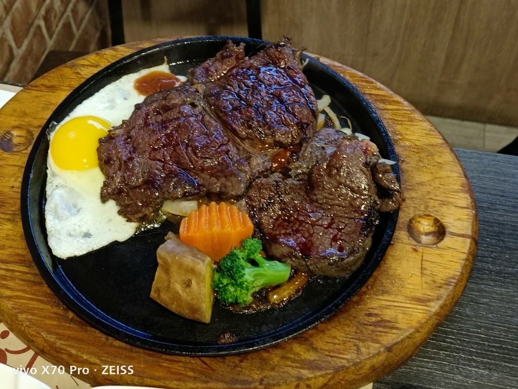 【鹿港美食】 鹿嚼饗原塊牛排精緻自助吧，讓人充滿驚喜的牛排百匯！