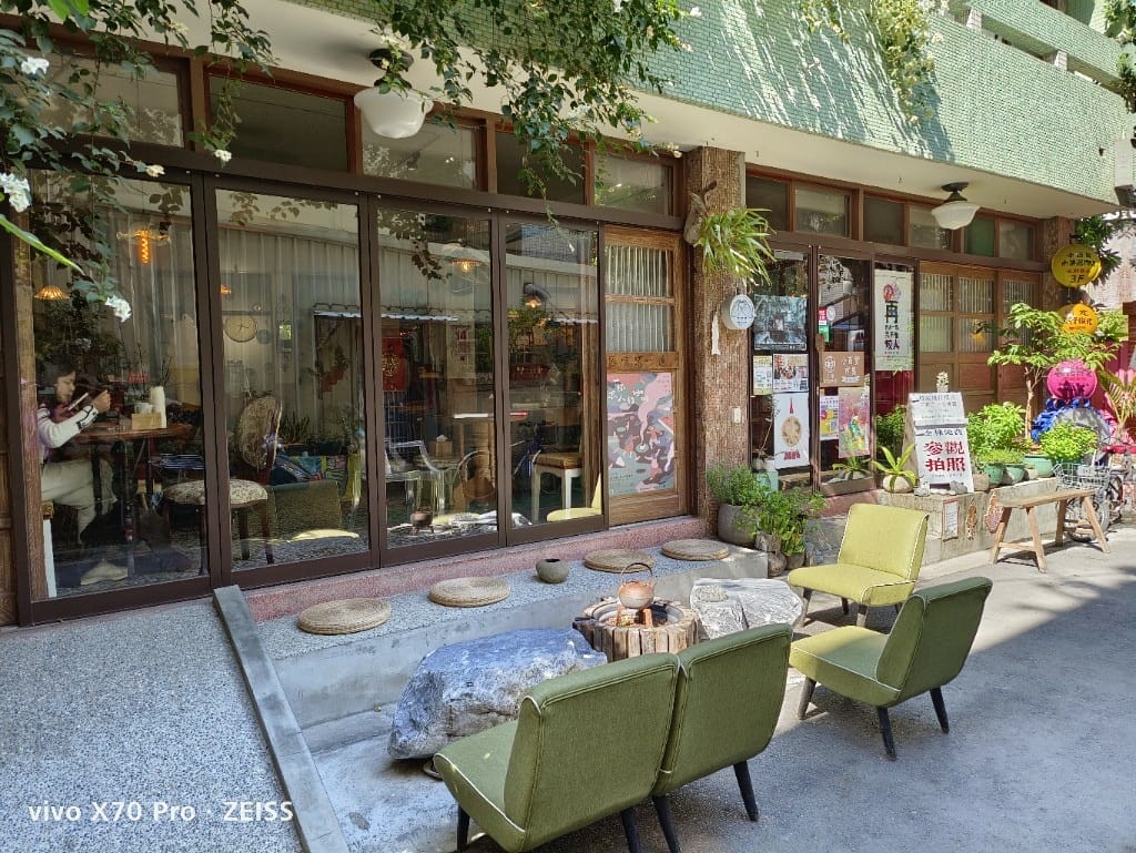【鹿港美食】穩定飛行專業手沖咖啡，充滿驚奇的巷弄咖啡館，還有神奇的香菜咖啡哦！