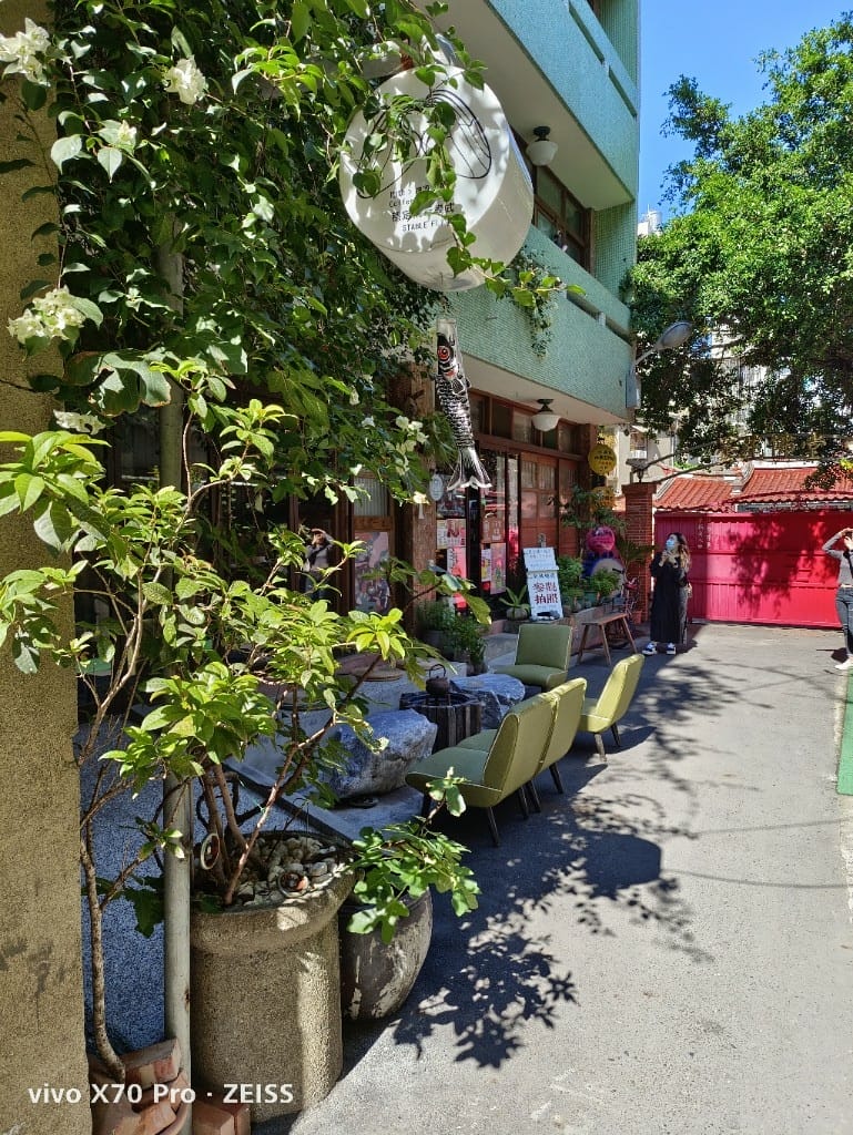 【鹿港美食】穩定飛行專業手沖咖啡，充滿驚奇的巷弄咖啡館，還有神奇的香菜咖啡哦！