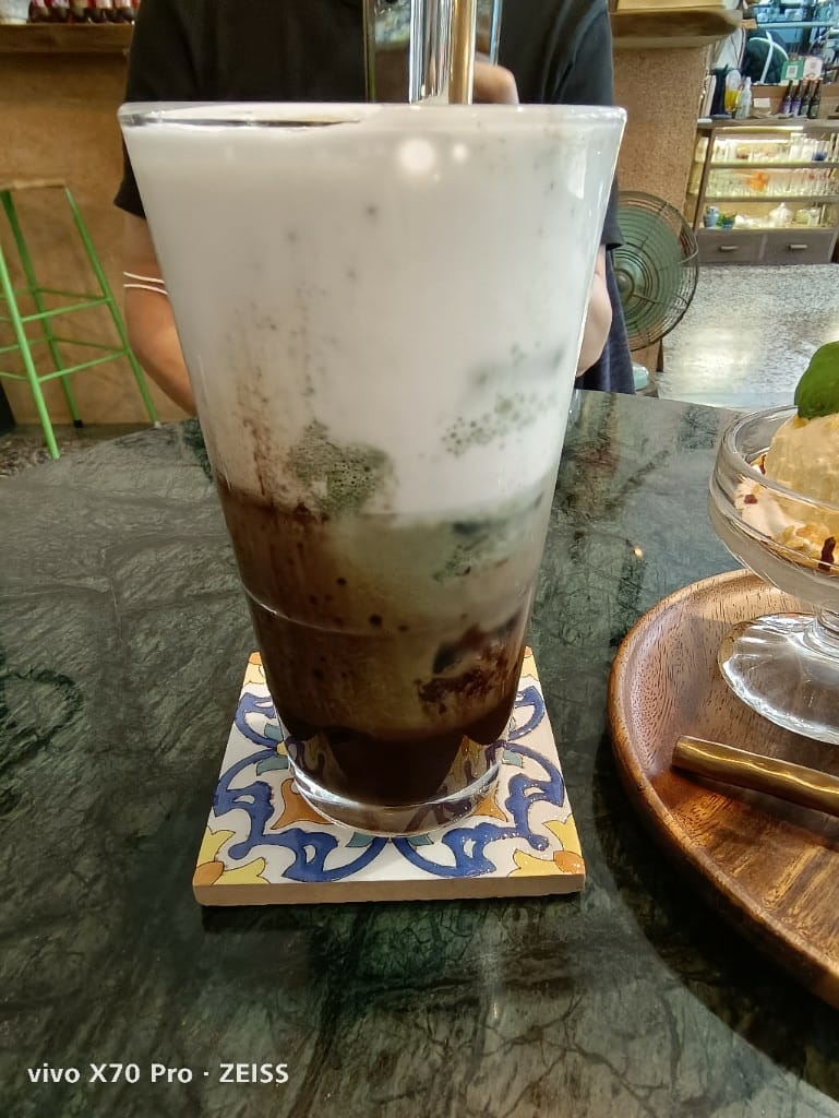 【鹿港美食】穩定飛行專業手沖咖啡，充滿驚奇的巷弄咖啡館，還有神奇的香菜咖啡哦！