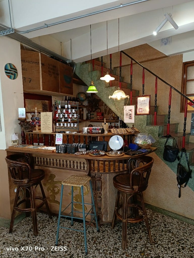【鹿港美食】穩定飛行專業手沖咖啡，充滿驚奇的巷弄咖啡館，還有神奇的香菜咖啡哦！