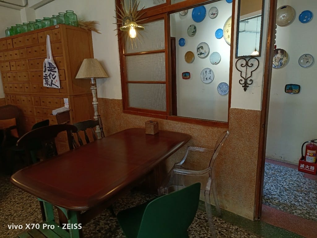 【鹿港美食】穩定飛行專業手沖咖啡，充滿驚奇的巷弄咖啡館，還有神奇的香菜咖啡哦！