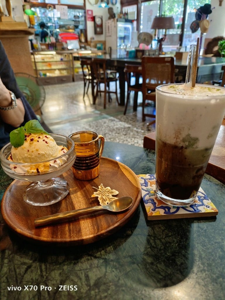 【鹿港美食】穩定飛行專業手沖咖啡，充滿驚奇的巷弄咖啡館，還有神奇的香菜咖啡哦！