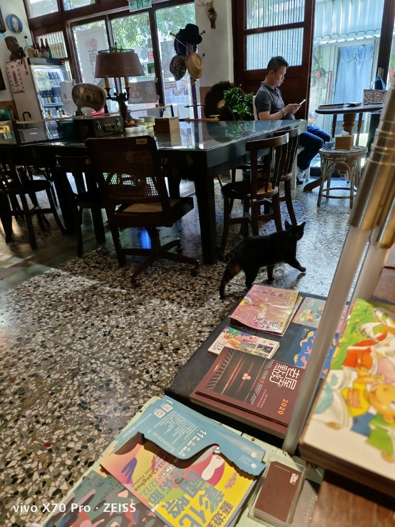 【鹿港美食】穩定飛行專業手沖咖啡，充滿驚奇的巷弄咖啡館，還有神奇的香菜咖啡哦！