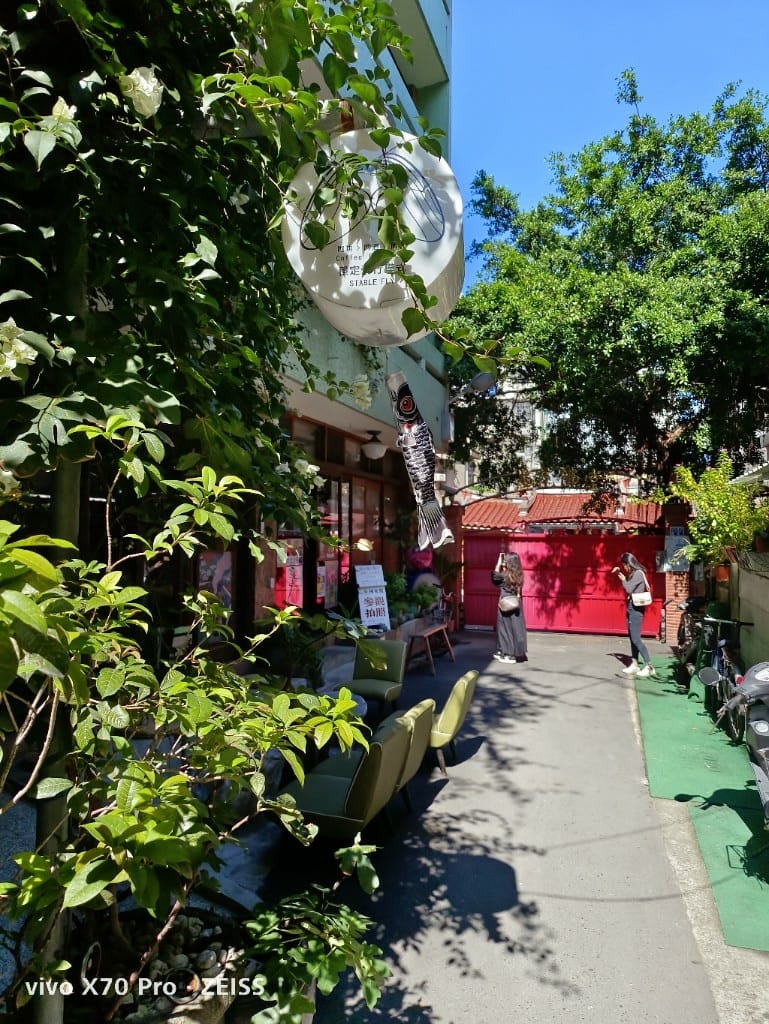 【鹿港美食】穩定飛行專業手沖咖啡，充滿驚奇的巷弄咖啡館，還有神奇的香菜咖啡哦！