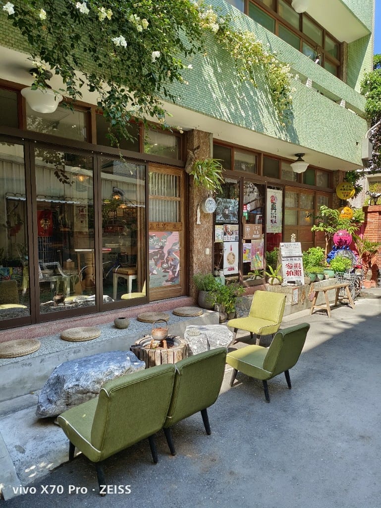 【鹿港美食】穩定飛行專業手沖咖啡，充滿驚奇的巷弄咖啡館，還有神奇的香菜咖啡哦！