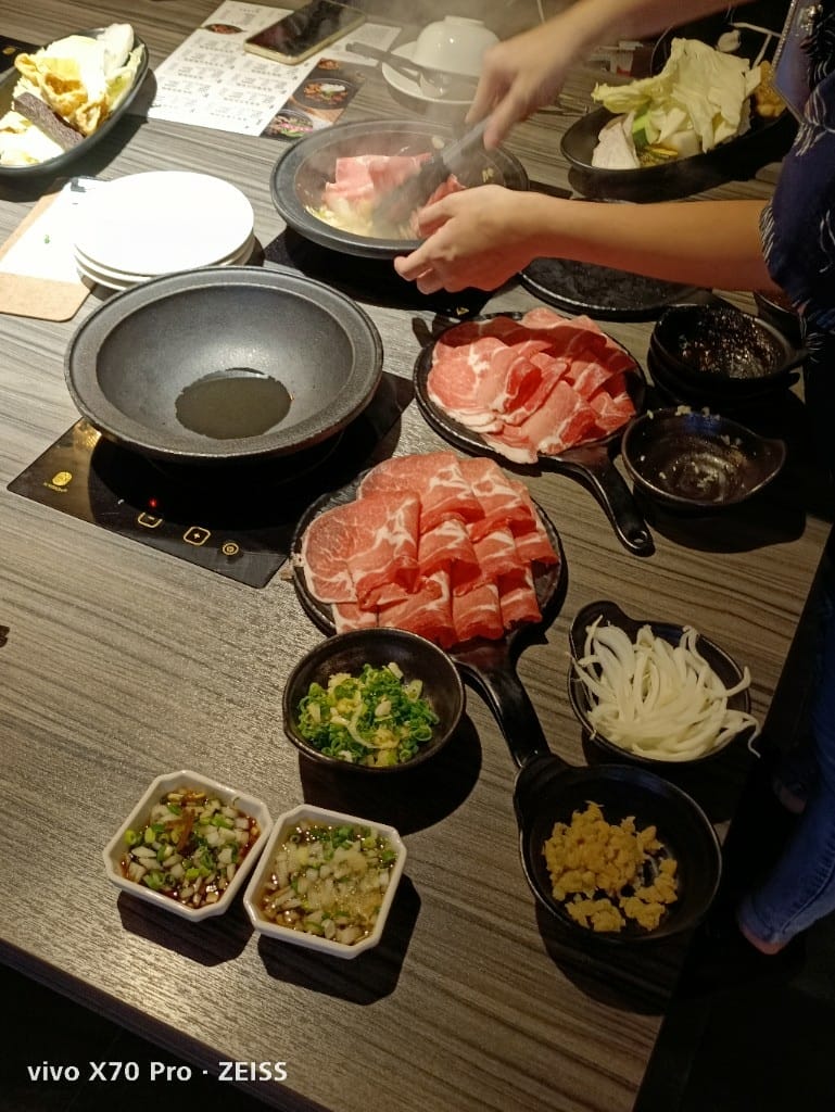 【新莊美食】 狂一鍋，擁有10種獨特湯頭的美味火鍋