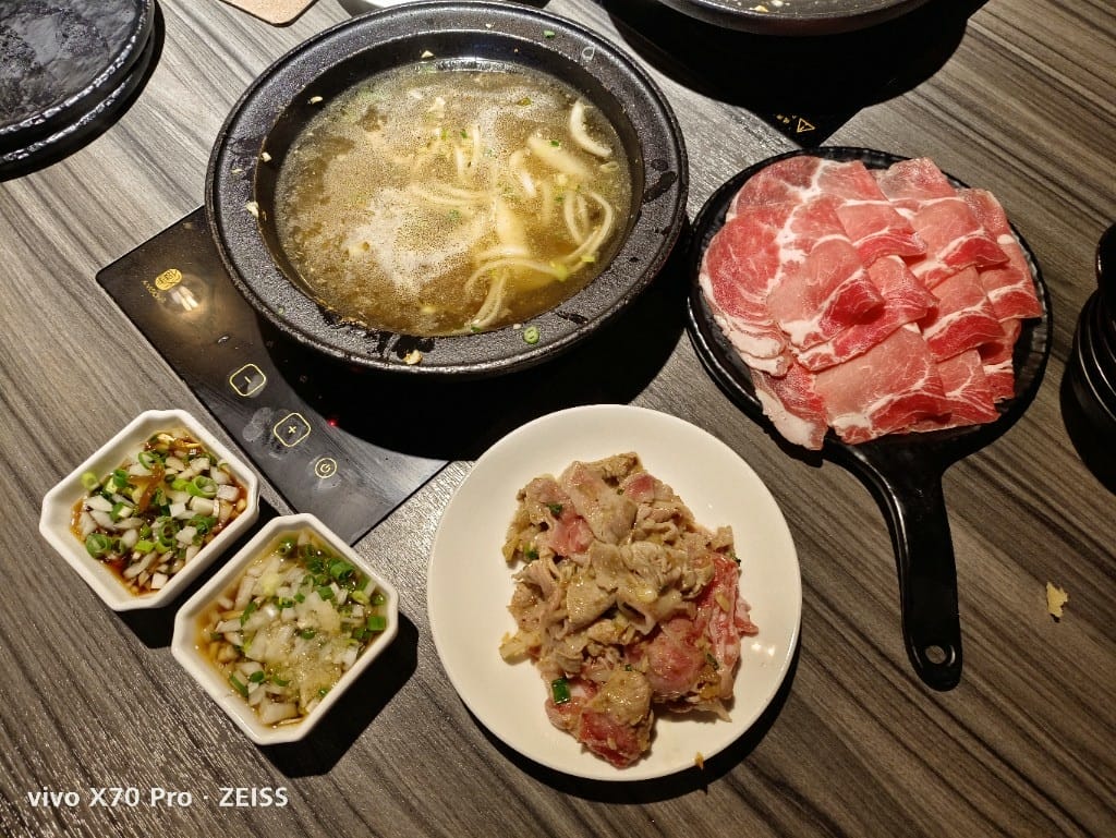 【新莊美食】 狂一鍋，擁有10種獨特湯頭的美味火鍋