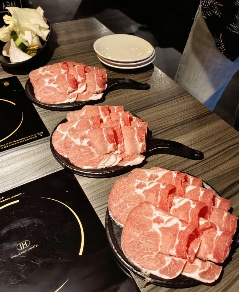 【新莊美食】 狂一鍋，擁有10種獨特湯頭的美味火鍋