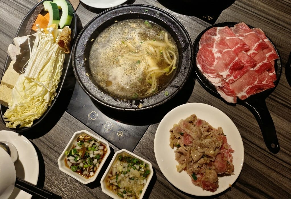 【新莊美食】 狂一鍋，擁有10種獨特湯頭的美味火鍋