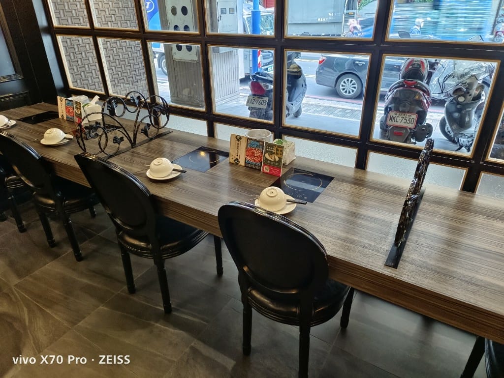 【新莊美食】 狂一鍋，擁有10種獨特湯頭的美味火鍋