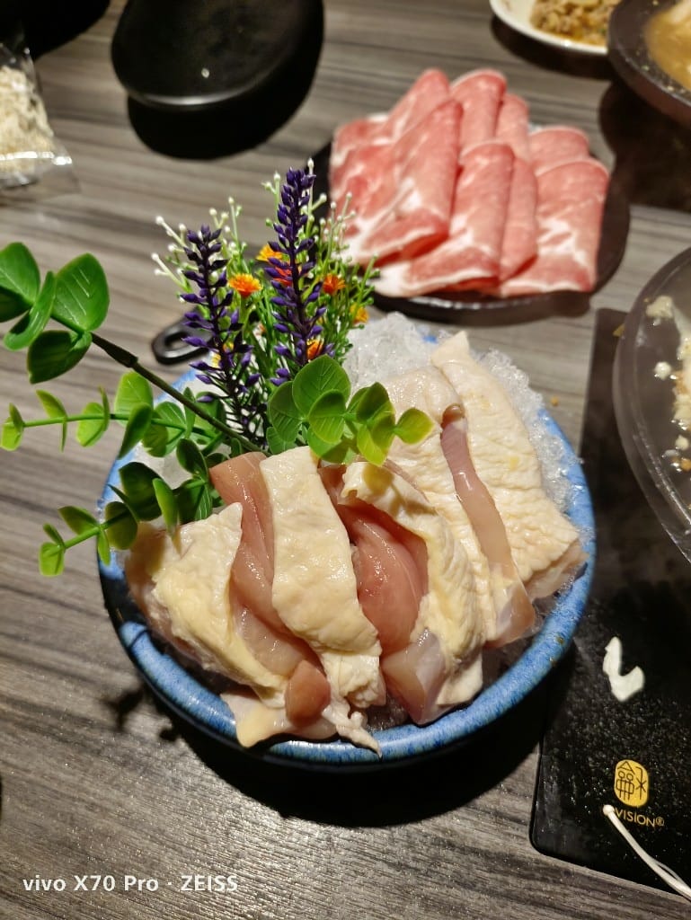 【新莊美食】 狂一鍋，擁有10種獨特湯頭的美味火鍋