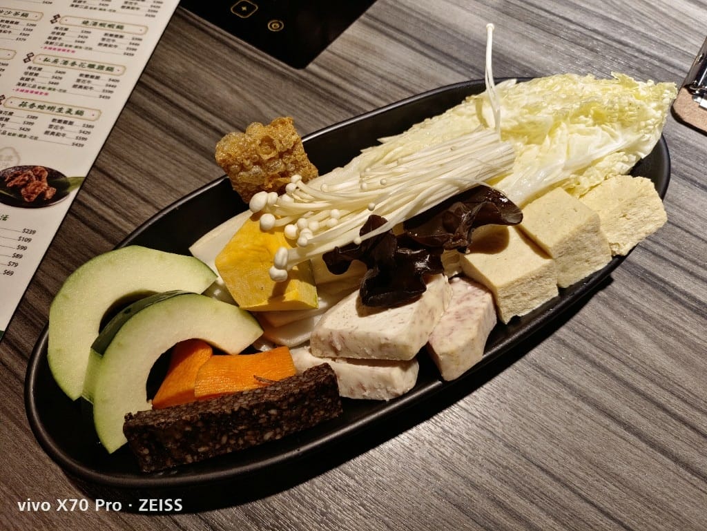 【新莊美食】 狂一鍋，擁有10種獨特湯頭的美味火鍋