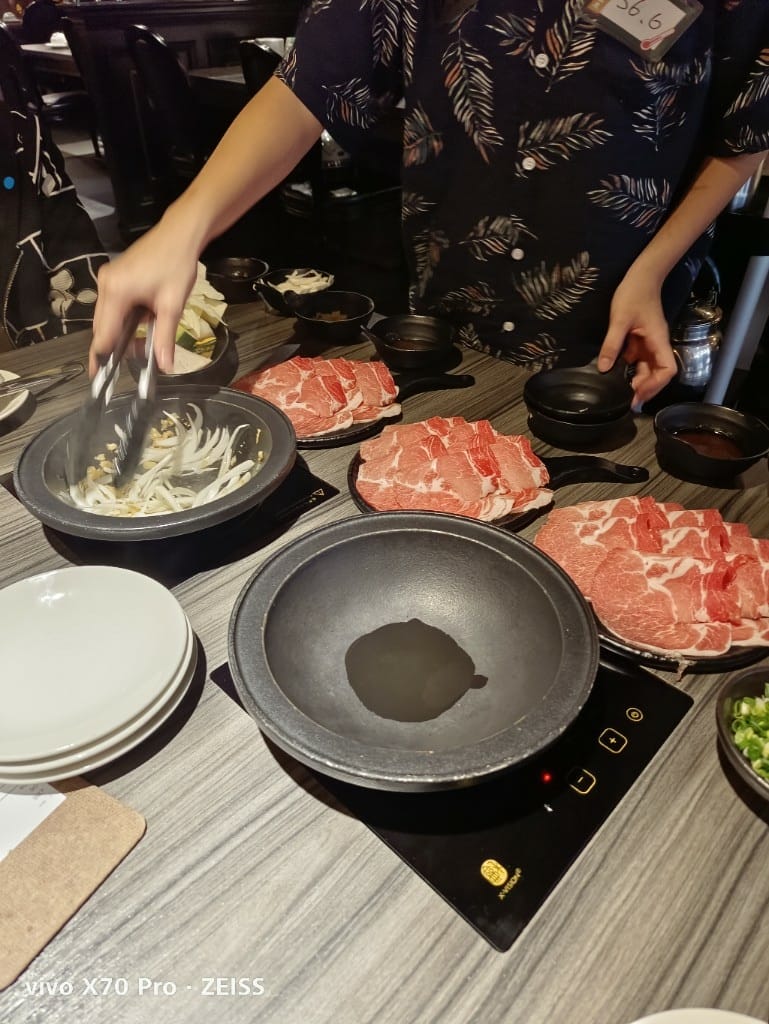 【新莊美食】 狂一鍋，擁有10種獨特湯頭的美味火鍋