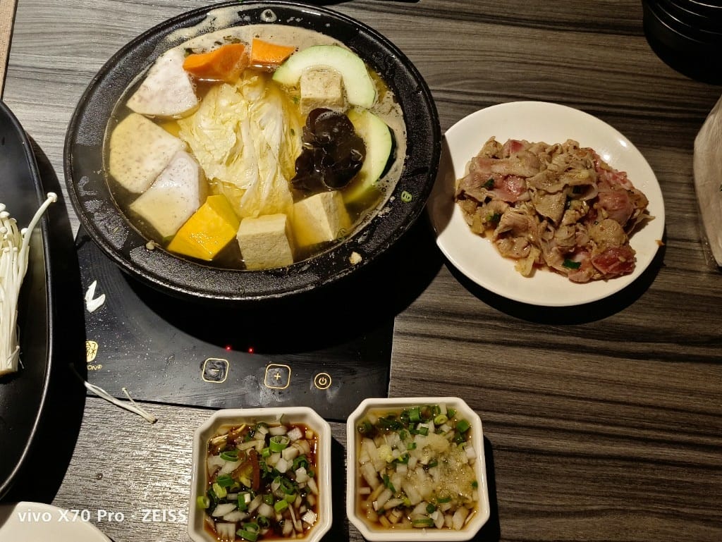 【新莊美食】 狂一鍋，擁有10種獨特湯頭的美味火鍋