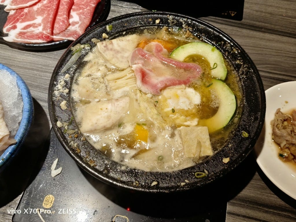 【新莊美食】 狂一鍋，擁有10種獨特湯頭的美味火鍋