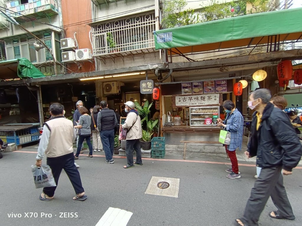 【板橋美食】米包，巷子裡的排隊限量蔥仔胖，3點半出爐，一小時就售完了！