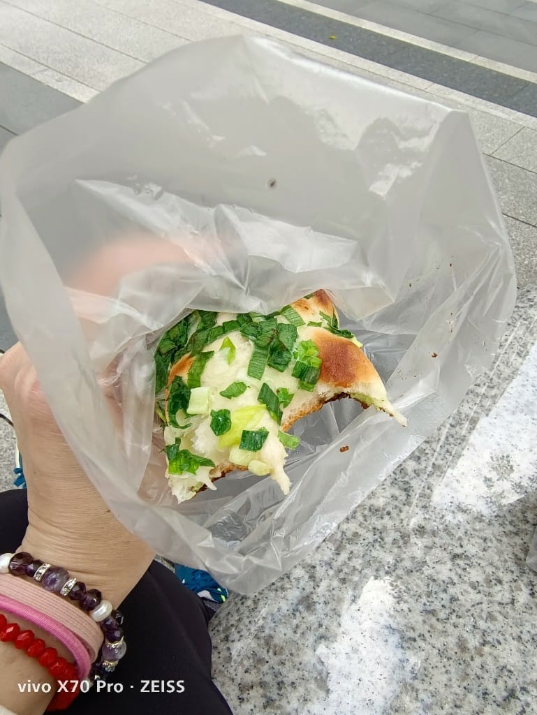【板橋美食】米包，巷子裡的排隊限量蔥仔胖，3點半出爐，一小時就售完了！
