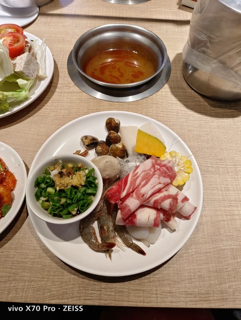 【板橋美食】吉哆火鍋百匯2訪，食物選擇多到選擇障礙會發作😂