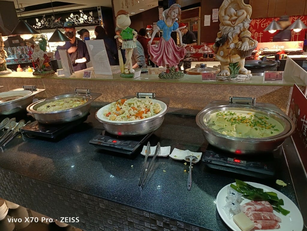 【新莊美食】千葉火鍋，漲價後的假日菜色有雞佛和螃蟹，還有草莓及玫瑰曠世奇派哦！
