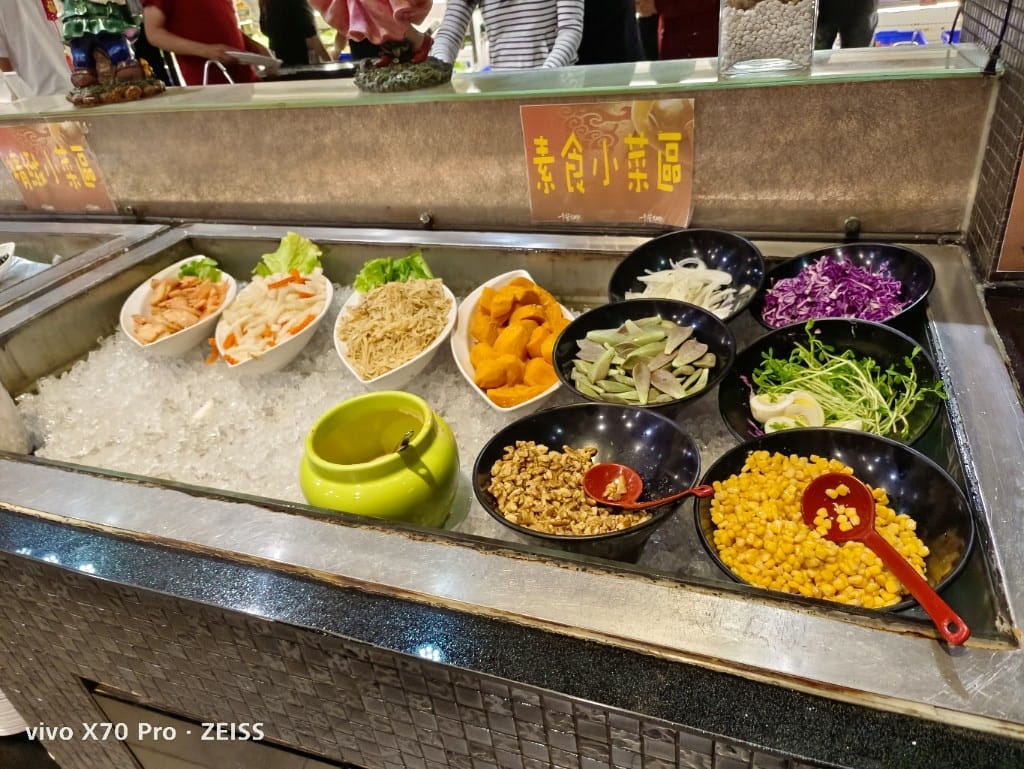 【新莊美食】千葉火鍋，漲價後的假日菜色有雞佛和螃蟹，還有草莓及玫瑰曠世奇派哦！