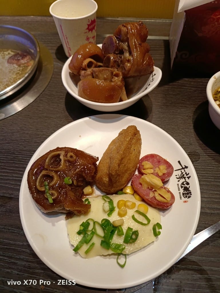 【新莊美食】千葉火鍋，漲價後的假日菜色有雞佛和螃蟹，還有草莓及玫瑰曠世奇派哦！