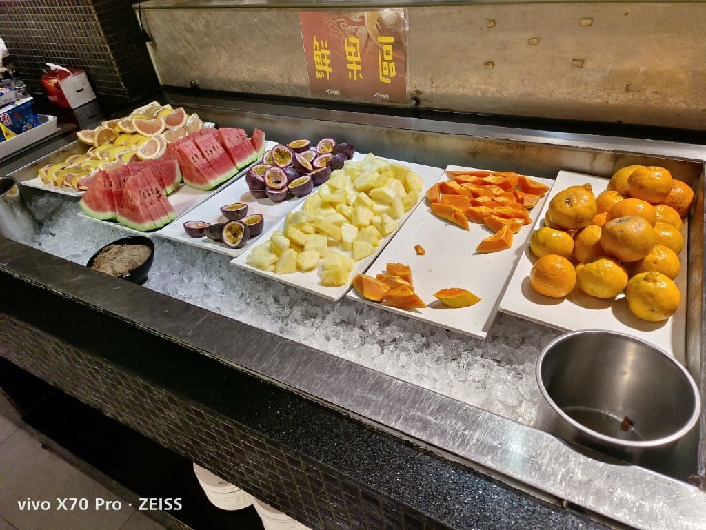 【新莊美食】千葉火鍋，漲價後的假日菜色有雞佛和螃蟹，還有草莓及玫瑰曠世奇派哦！