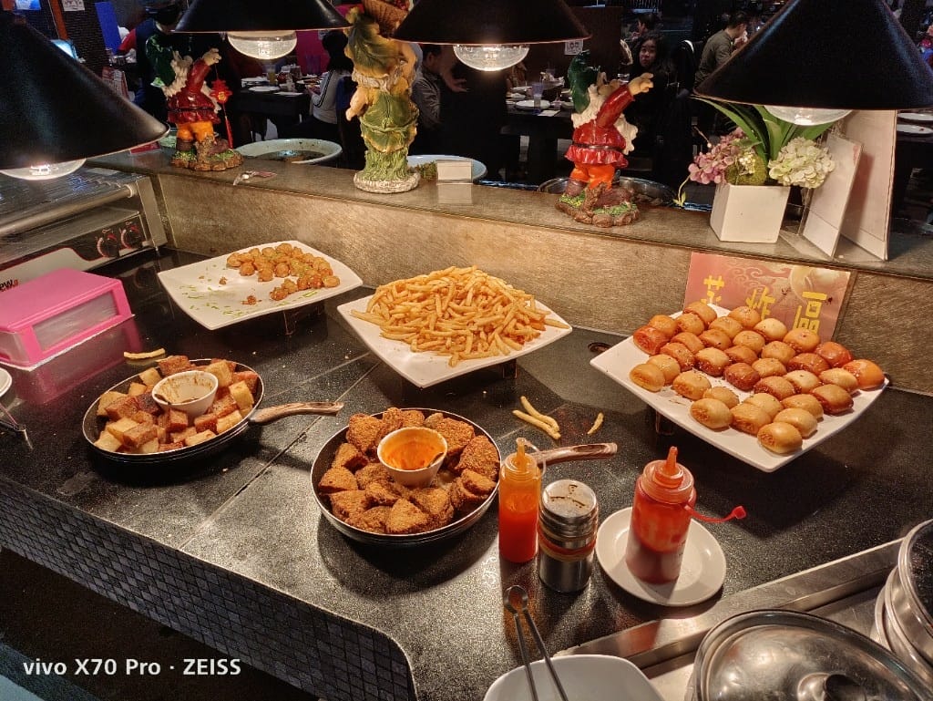 【新莊美食】千葉火鍋，漲價後的假日菜色有雞佛和螃蟹，還有草莓及玫瑰曠世奇派哦！
