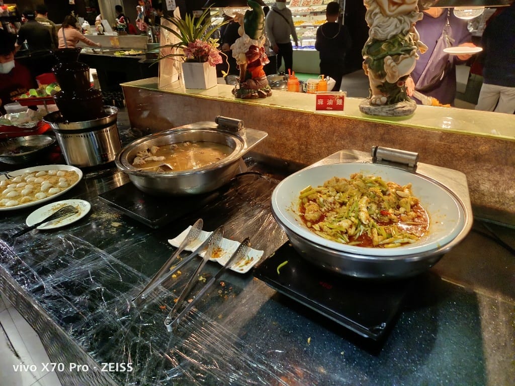 【新莊美食】千葉火鍋，漲價後的假日菜色有雞佛和螃蟹，還有草莓及玫瑰曠世奇派哦！