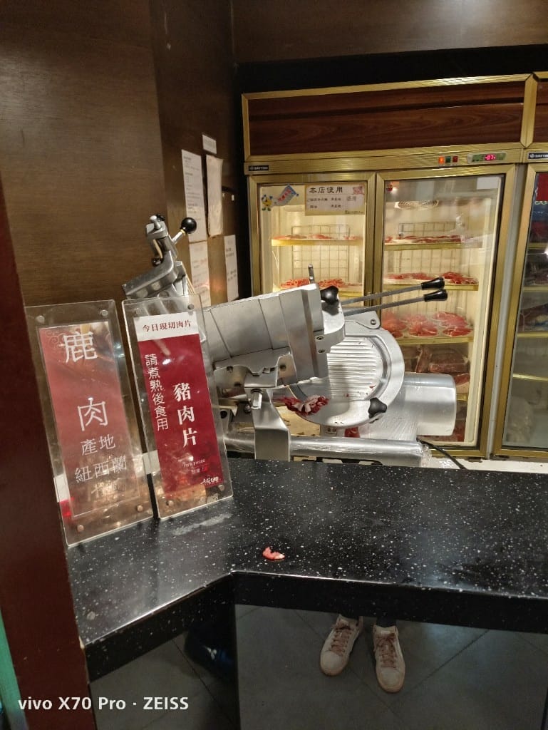【新莊美食】千葉火鍋，漲價後的假日菜色有雞佛和螃蟹，還有草莓及玫瑰曠世奇派哦！