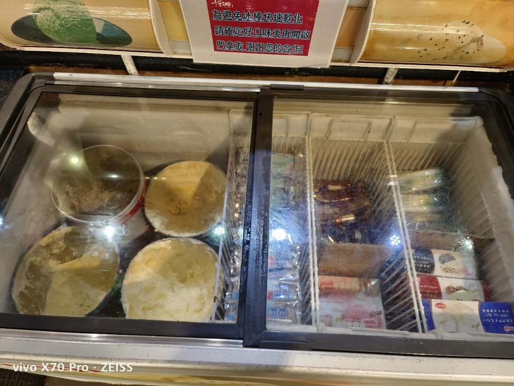 【新莊美食】千葉火鍋，漲價後的假日菜色有雞佛和螃蟹，還有草莓及玫瑰曠世奇派哦！