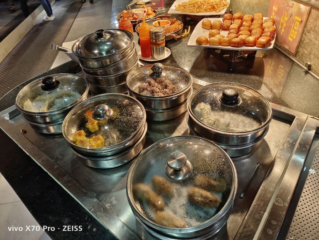 【新莊美食】千葉火鍋，漲價後的假日菜色有雞佛和螃蟹，還有草莓及玫瑰曠世奇派哦！