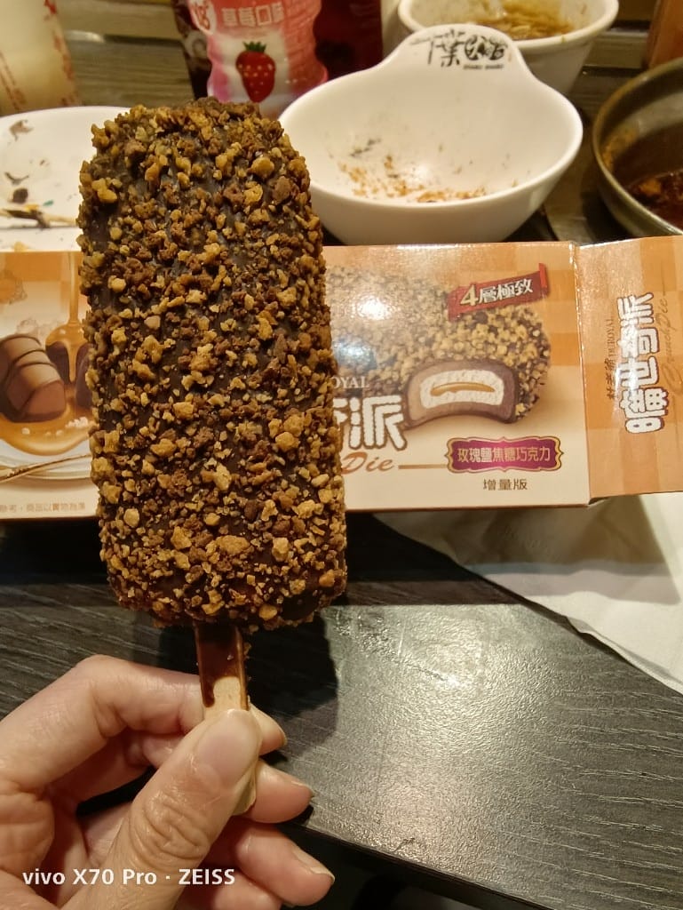 【新莊美食】千葉火鍋，漲價後的假日菜色有雞佛和螃蟹，還有草莓及玫瑰曠世奇派哦！
