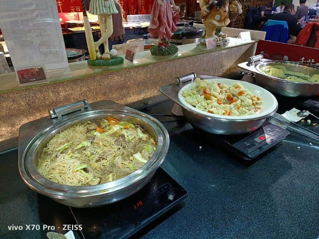 【新莊美食】千葉火鍋，漲價後的假日菜色有雞佛和螃蟹，還有草莓及玫瑰曠世奇派哦！