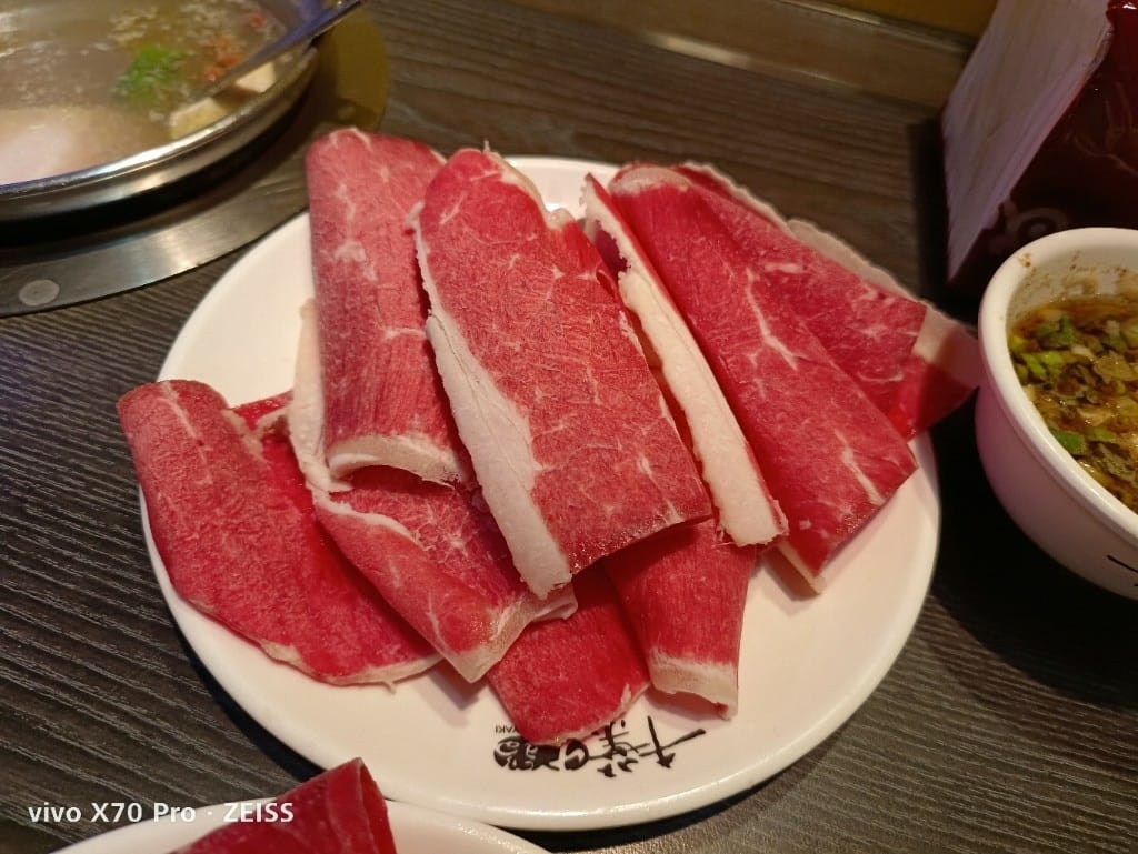 【新莊美食】千葉火鍋，漲價後的假日菜色有雞佛和螃蟹，還有草莓及玫瑰曠世奇派哦！