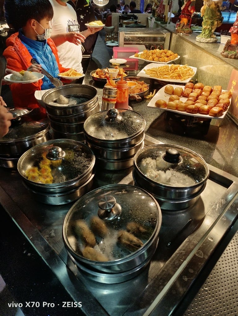 【新莊美食】千葉火鍋，漲價後的假日菜色有雞佛和螃蟹，還有草莓及玫瑰曠世奇派哦！