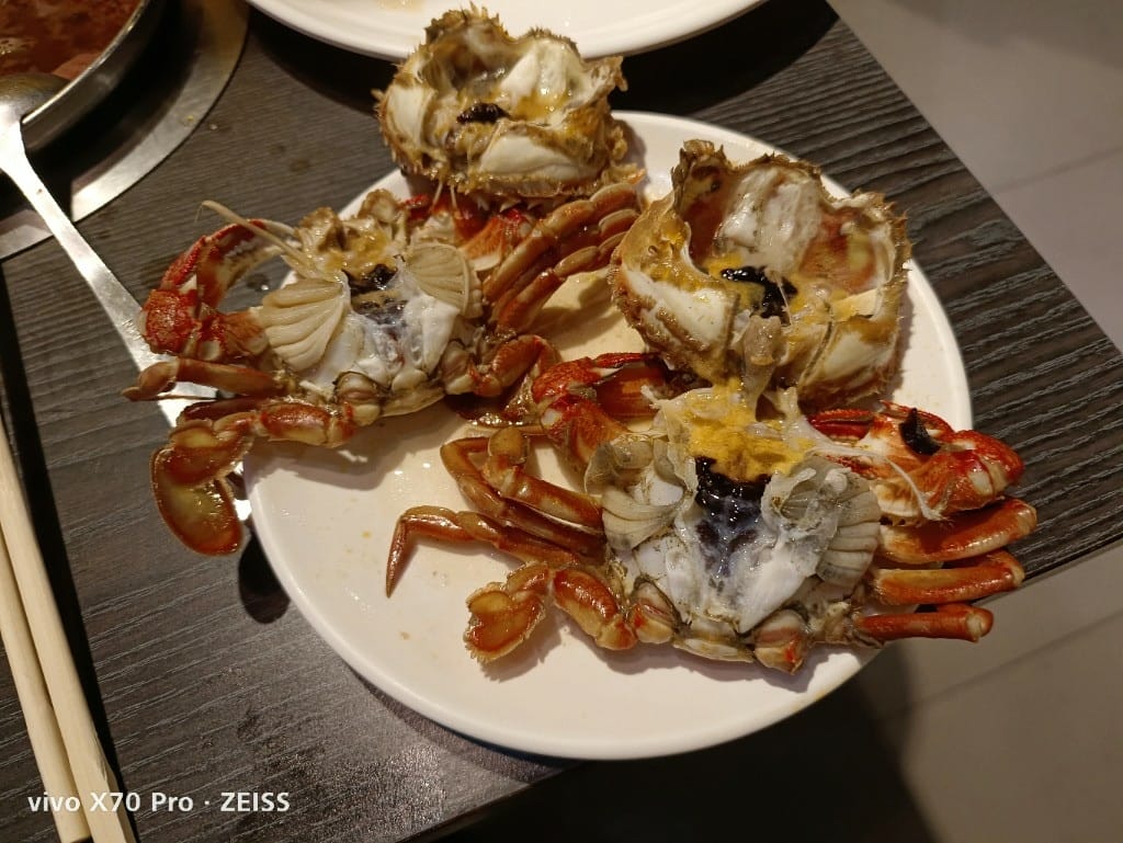 【新莊美食】千葉火鍋，漲價後的假日菜色有雞佛和螃蟹，還有草莓及玫瑰曠世奇派哦！