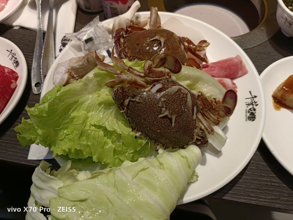 【新莊美食】千葉火鍋，漲價後的假日菜色有雞佛和螃蟹，還有草莓及玫瑰曠世奇派哦！